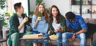 mutlu genç arkadaşlar bira ve pizza evde Grup