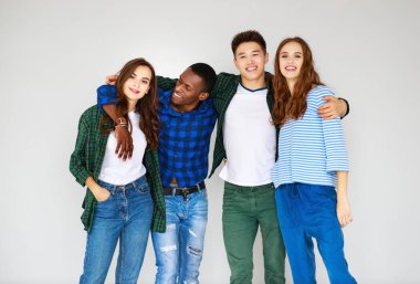 Beyaz adam izole grup neşeli genç insanlar erkek ve kadınların çokuluslu