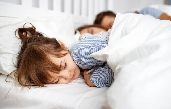 Gelukkig Gezin Vader Moeder Vader Kind Dochter Slapen Worden — Stockfoto