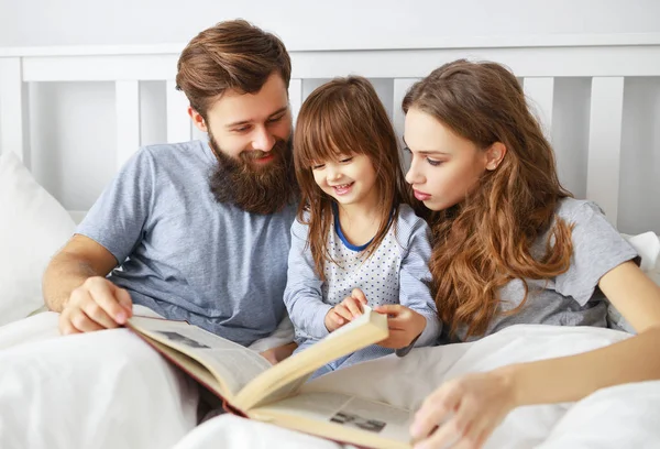 Lycklig Familj Mor Far Och Far Barn Dotter Läsa Bok — Stockfoto