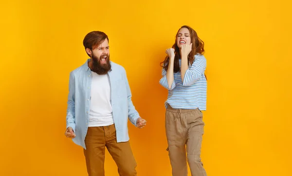 Glückliches Paar Gewann Emotionale Siegerehrung Auf Gelbem Hintergrund — Stockfoto
