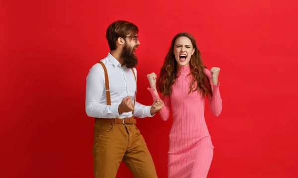 Felice Coppia Vinto Emotivamente Celebrando Vincere Sul Backgroun Rosso Colorato — Foto Stock