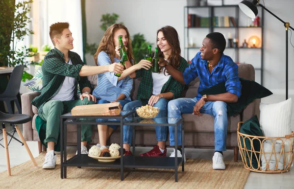 Gruppe Fröhlicher Junger Freunde Mit Bier Und Pizza Hause — Stockfoto