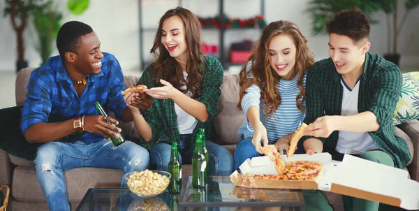Grupo Jovens Amigos Felizes Com Cerveja Pizza Casa — Fotografia de Stock