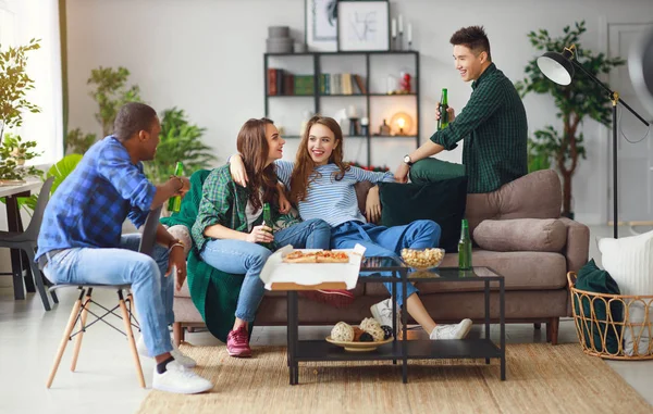 Grupo Jovens Amigos Felizes Com Cerveja Pizza Casa — Fotografia de Stock