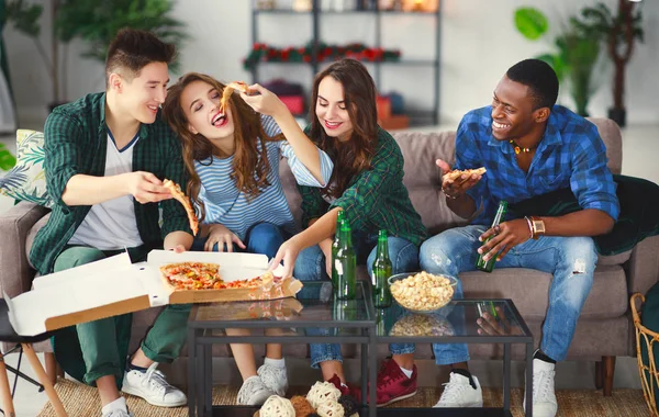 Grupo Jovens Amigos Felizes Com Cerveja Pizza Casa — Fotografia de Stock