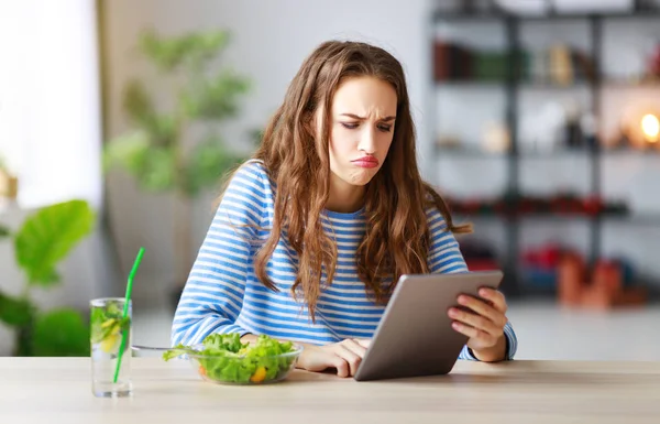 Alimentazione Sana Felice Giovane Ragazza Mangiare Insalata Con Tablet Mattino — Foto Stock