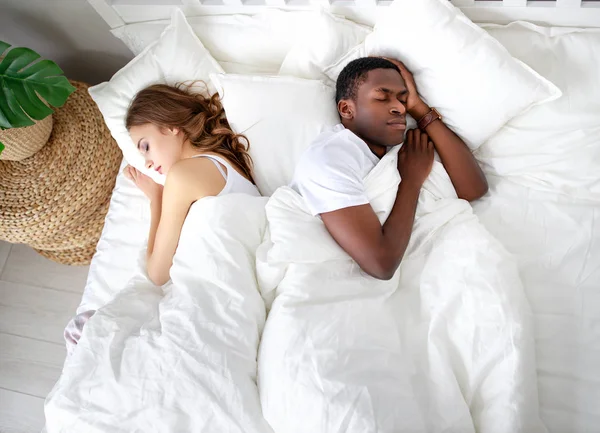 Feliz Joven Familia Casada Pareja Durmiendo Cama —  Fotos de Stock