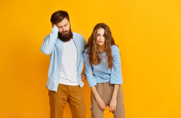 Paar Junger Emotionaler Müder Mann Und Frau Auf Gelbem Hintergrund — Stockfoto