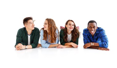 Beyaz adam izole grup neşeli genç insanlar erkek ve kadınların çokuluslu