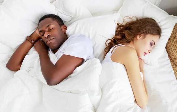 Glückliche Junge Familie Ehepaar Schläft Bett — Stockfoto