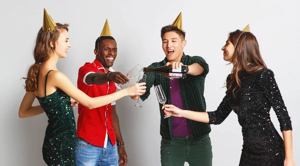 Корпоративна Вечірка Щасливі Друзі Танцюють Конфетті Шампанським — стокове фото