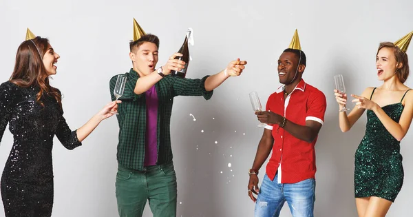 Festa Corporativa Amigos Felizes Dançando Com Confete Champanhe — Fotografia de Stock