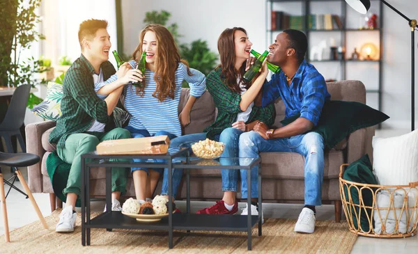 Gruppe Fröhlicher Junger Freunde Mit Bier Und Pizza Hause — Stockfoto