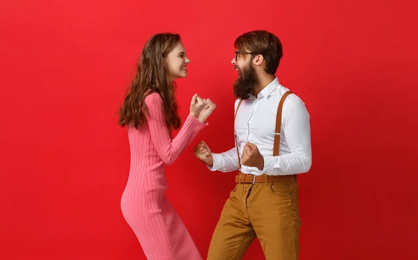 Glückliches Paar Gewann Emotionale Siegerehrung Auf Farbigem Rotem Hintergrund — Stockfoto