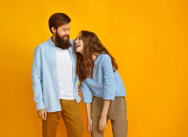 Paar Junger Emotionaler Menschen Mann Und Frau Auf Gelbem Hintergrund — Stockfoto