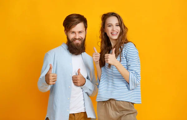 Paar Junger Emotionaler Menschen Mann Und Frau Auf Gelbem Hintergrund — Stockfoto