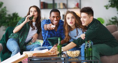 bira ve hom Pizza'da ile televizyonda maç izlerken mutlu genç arkadaşlar hayranları grup