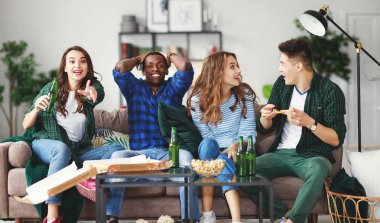 bira ve hom Pizza'da ile televizyonda maç izlerken mutlu genç arkadaşlar hayranları grup