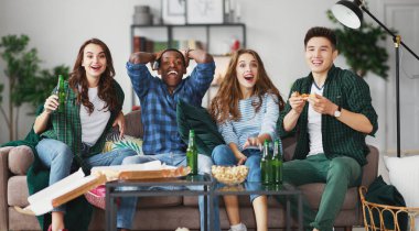 bira ve hom Pizza'da ile televizyonda maç izlerken mutlu genç arkadaşlar hayranları grup