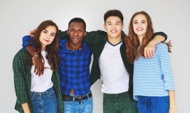 Beyaz adam izole grup neşeli genç insanlar erkek ve kadınların çokuluslu