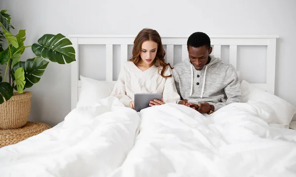 Pareja Feliz Con Tablet Smartphone Una Mañana Invierno Cama — Foto de Stock