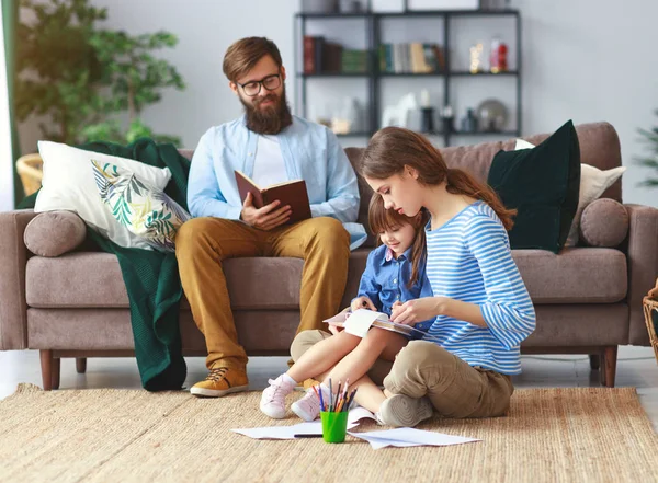 Glückliche Familie Mutter Vater Und Kind Tochter Zeichnen Und Lesen — Stockfoto