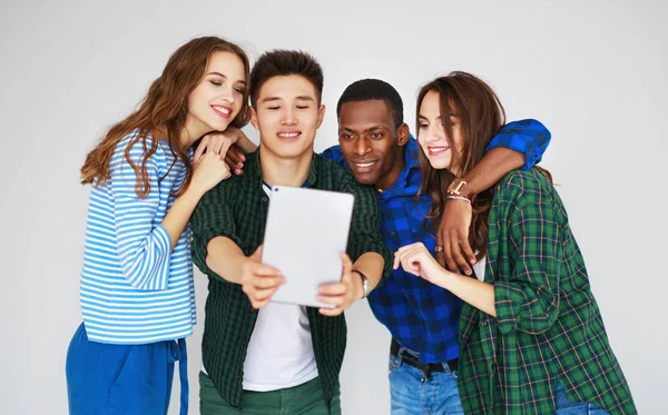 Grupo Estudantes Felizes Pessoas Amigos Com Telefones Tablets Gadgets Rir — Fotografia de Stock