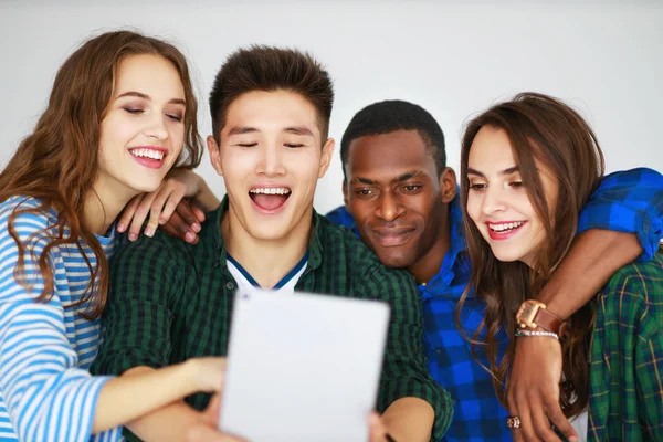 Grupo Estudantes Felizes Pessoas Amigos Com Telefones Tablets Gadgets Rir — Fotografia de Stock