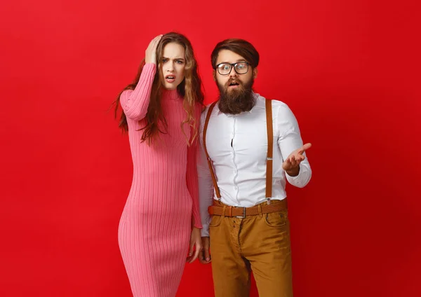 Paar Junger Emotionaler Menschen Mann Und Frau Auf Rotem Hintergrund — Stockfoto