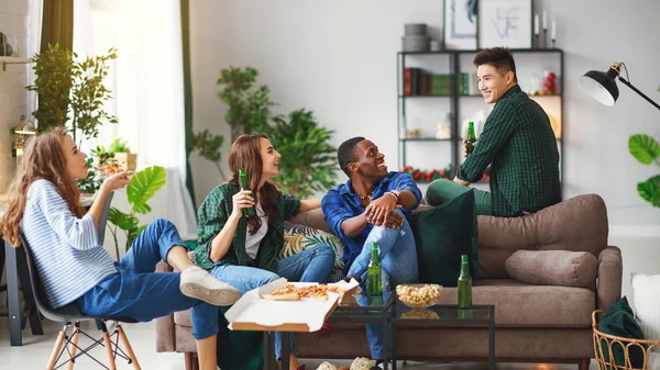 Group Happy Young Friends Beer Pizza Home — Stock Photo, Image