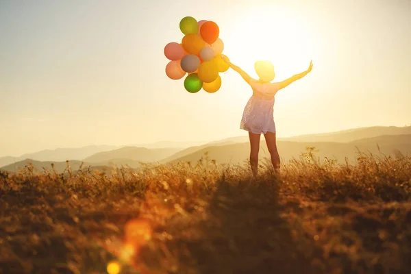 Junge Glückliche Frau Mit Luftballons Bei Sonnenuntergang Summa — Stockfoto