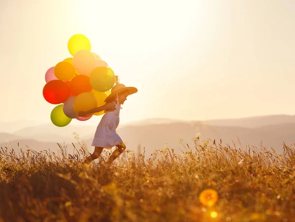 Niña Feliz Con Globos Atardecer Summe —  Fotos de Stock