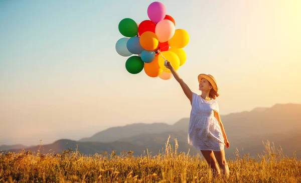 Junge Glückliche Frau Mit Luftballons Bei Sonnenuntergang Summa — Stockfoto