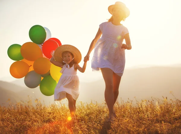 Szczęśliwe Rodziny Córka Matka Dziecko Balonów Zachodzie Słońca Summe — Zdjęcie stockowe