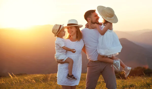 Gelukkige Familie Moeder Vader Kinderen Zoon Dochter Natuur Sunse — Stockfoto