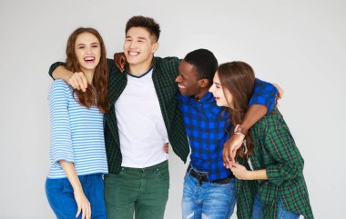 Beyaz adam izole grup neşeli genç insanlar erkek ve kadınların çokuluslu