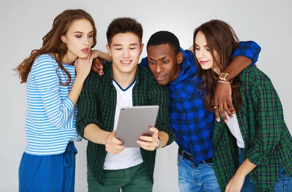 Grupo Estudiantes Felices Personas Amigos Con Teléfonos Tabletas Gadgets Risa — Foto de Stock