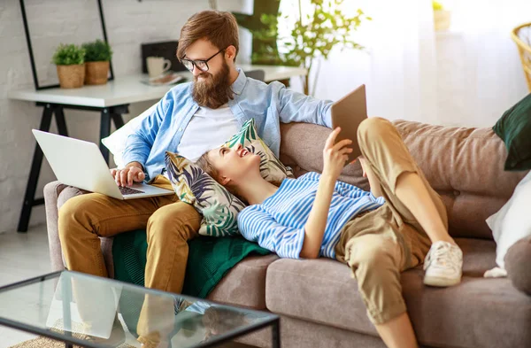 Feliz Pareja Familiar Relajarse Casa Con Ordenador Portátil Mesa —  Fotos de Stock