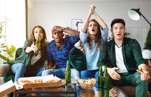 Группа Счастливых Молодых Друзей Болельщиков Смотреть Матч Телевизору Пивом Пиццей — стоковое фото