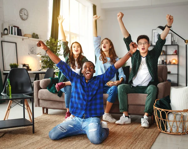 Grupo Jovens Amigos Felizes Fãs Assistindo Jogo Com Cerveja Pizza — Fotografia de Stock