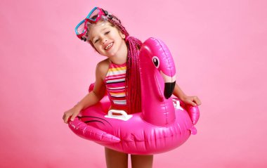 Mayo ile halka yüzme flamingo üzerinde renkli bir pembe adam kız mutlu çocuk