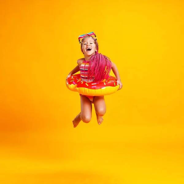 Ευτυχισμένο Παιδί Κορίτσι Στο Μπανιερό Κολύμβηση Δακτύλιο Ντόνατ Ένα Χρωματιστό — Φωτογραφία Αρχείου