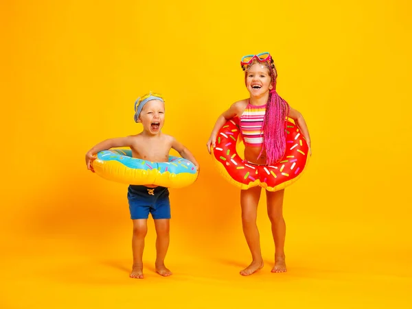 Niña Niño Feliz Traje Baño Con Anillo Natación Donut Fondo — Foto de Stock