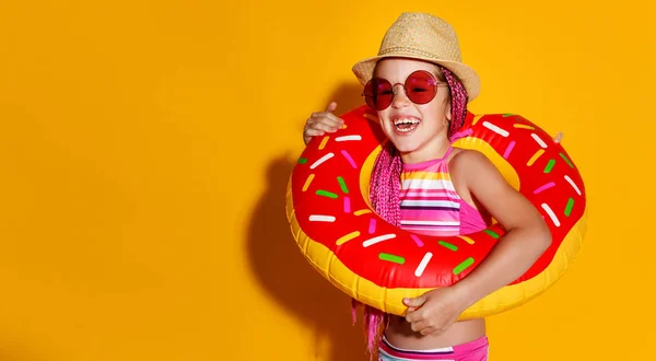 Menina Feliz Maiô Com Donut Anel Natação Backgroun Amarelo Colorido — Fotografia de Stock