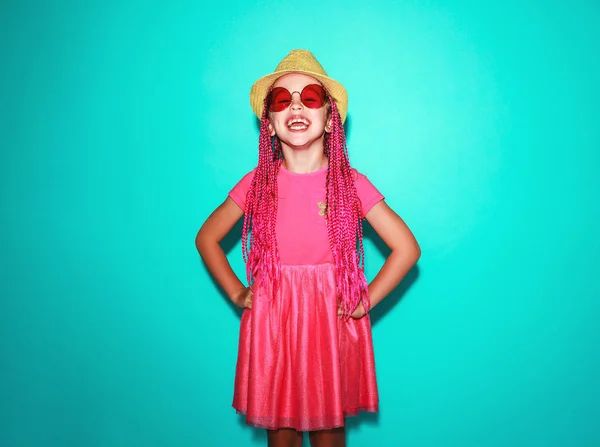 Engraçado Menina Feliz Verão Vestido Rosa Óculos Chapéu Está Rindo — Fotografia de Stock