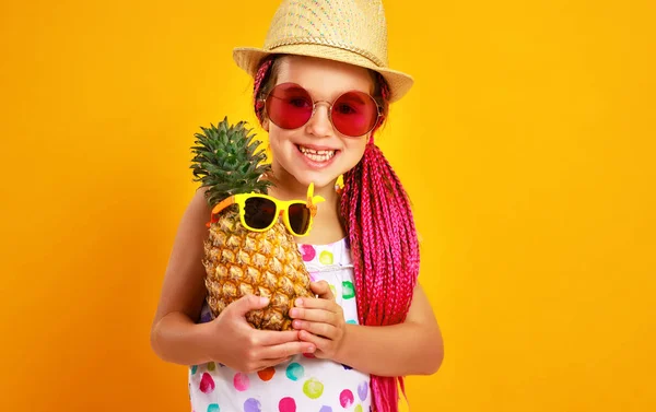 Engraçado Menina Feliz Vestido Verão Óculos Rosa Chapéu Com Abacaxi — Fotografia de Stock