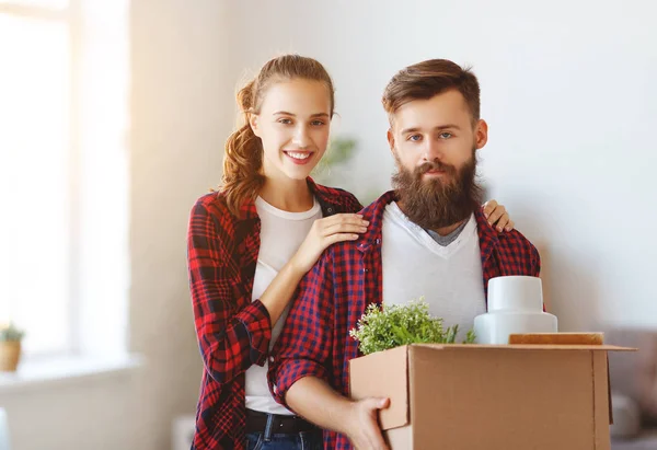 Una Feliz Pareja Jóvenes Casados Muda Nuevos Apartmen — Foto de Stock