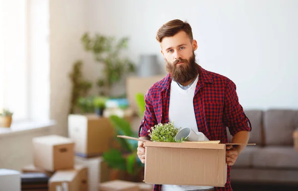 Gelukkig Jongeman Met Dozen Verhuist Naar Nieuwe Apartmen — Stockfoto