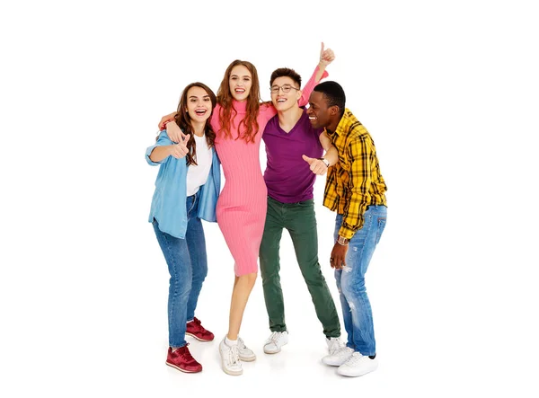 Grupp Glada Unga Män Och Kvinnor Multinationella Isolerad Vita Bak — Stockfoto